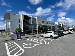 うるま市の温熱療法サロン［琉球温熱療法院］の店舗外観及び駐車場