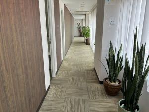 うるま市の温熱療法サロン［琉球温熱療法院］の施術エリアまでの廊下