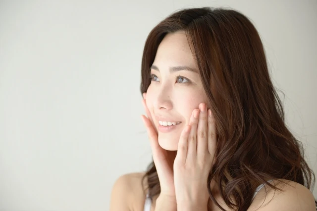 琉球温熱施術を受けて満足した女性の笑顔